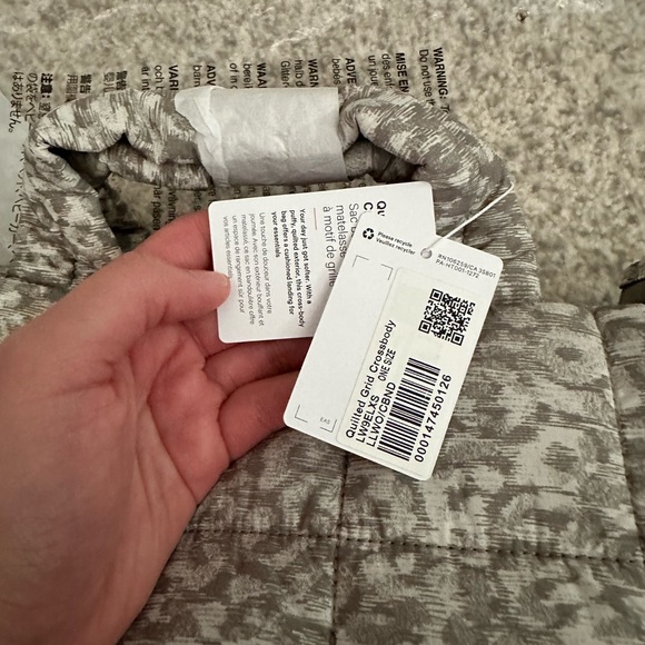 NWT Lululemon grid crossbody 5L in lined leopard and whote opal - Picture 6 of 9